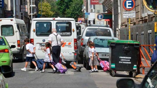 Nuevo golpe al bolsillo: el transporte escolar en Córdoba alcanzará los $140.000 mensuales