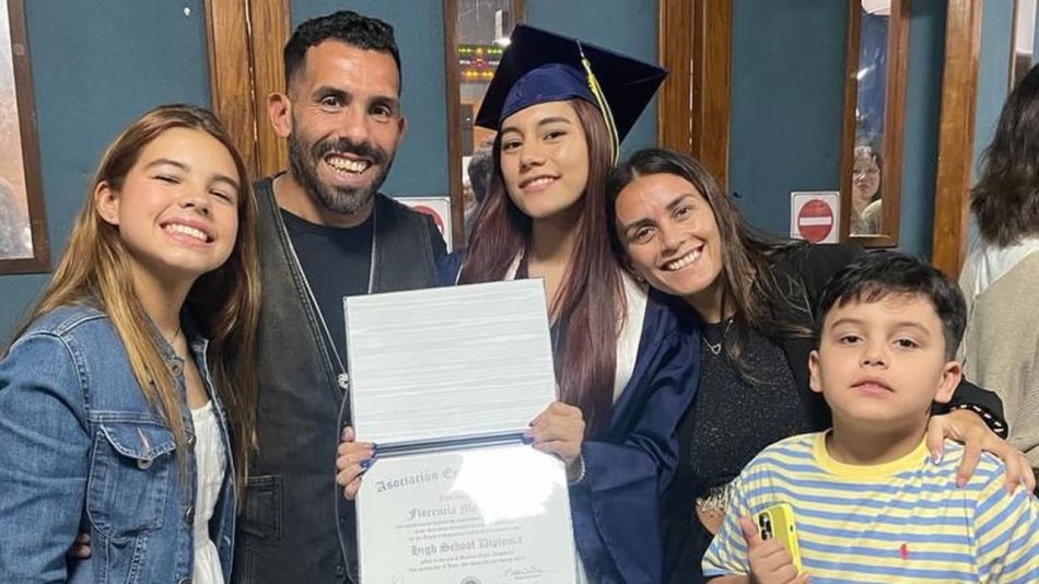 Carlos Tévez, su hija Katie, y su familia