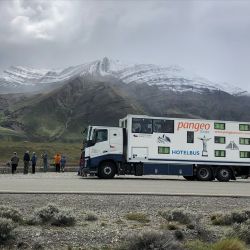 Pangeo Tours es la empresa checa que trajo a visitantes de su país a recorrer la Patagonia en este original motorhome hotel.