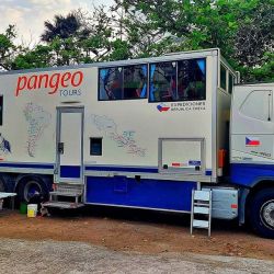 Pangeo Tours es la empresa checa que trajo a visitantes de su país a recorrer la Patagonia en este original motorhome hotel.