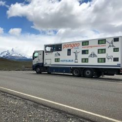 Pangeo Tours es la empresa checa que trajo a visitantes de su país a recorrer la Patagonia en este original motorhome hotel.
