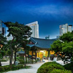 Seúl sorprende por sus templos antiguos vecinos a rascacielos modernos.