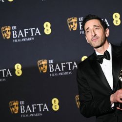 El actor estadounidense Adrien Brody posa con el premio al Mejor actor principal por "The Brutalist" durante la ceremonia de los Premios BAFTA de la Academia Británica de Cine en el Royal Festival Hall, Southbank Centre, en Londres. | Foto:JUSTIN TALLIS / AFP