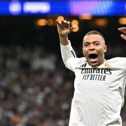 El delantero francés del Real Madrid, Kylian Mbappé, celebra su segundo gol durante el partido de playoffs de la fase eliminatoria de la UEFA Champions League entre el Real Madrid CF y el Manchester City en el estadio Santiago Bernabéu en Madrid. | Foto:JAVIER SORIANO / AFP