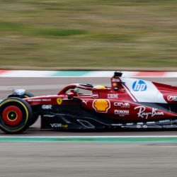El piloto británico Lewis Hamilton conduce el nuevo Ferrari SF-25 de Fórmula 1 durante las pruebas en el circuito de Fiorano, en Fiorano Modenese, cerca de Maranello. | Foto:FEDERICO SCOPPA / AFP