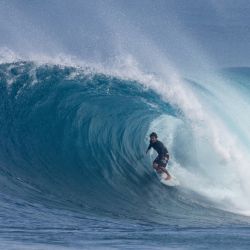 El surfista profesional Seth Moniz de Hawái monta una ola en Pipeline, en la costa norte de Oahu, Hawái. | Foto:Brian Bielmann / AFP