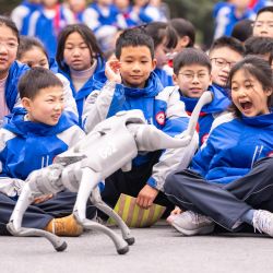 Estudiantes observan la presentación de un perro robot inteligente en una escuela secundaria, en el distrito Pengshan de Meishan, en la provincia de Sichuan, en el suroeste de China. | Foto:Xinhua/Weng Guangjian