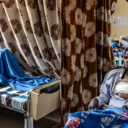 Joseph Gaston Habamungu yace en una cama de hospital cuidando sus heridas después de haber sido herido durante enfrentamientos en el este de la República Democrática del Congo en el Hospital Provincial General de Bukavu. | Foto:LUIS TATO/AFP