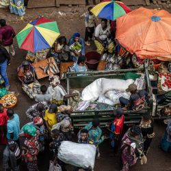 La gente se reúne alrededor de los puestos del mercado mientras los residentes comienzan a salir a las calles tras los enfrentamientos en el mercado de Kadutu en Bukavu, República Democrática del Congo. | Foto:LUIS TATO / AFP