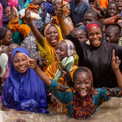 Las niñas animan en el agua mientras asisten a la regata anual de botes en Yauri, estado de Kebbi. El festival de la regata comenzó hace unos 200 años como una exhibición de fuerza naval del pueblo Gungu, donde los guerreros Gungu atacaban anualmente a los peligrosos hipopótamos que estaban destruyendo las tierras de cultivo. | Foto:TOYIN ADEDOKUN / AFP