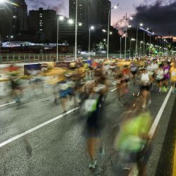 Los corredores participan en las carreras de 21 km y 42 km de la 9ª edición del Maratón CAF en Caracas, Venezuela. | Foto:PEDRO MATTEY / AFP