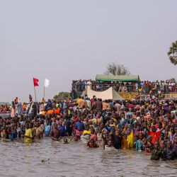 Los espectadores asisten a la regata anual de barcos en Yauri, estado de Kebbi. El festival de la regata comenzó hace unos 200 años como una exhibición de fuerza naval del pueblo Gungu, donde los guerreros Gungu atacaban anualmente a los peligrosos hipopótamos que estaban destruyendo las tierras de cultivo. | Foto:TOYIN ADEDOKUN / AFP