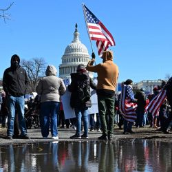 Manifestantes protestan contra el presidente estadounidense Donald Trump y sus políticas durante una protesta cerca del Capitolio de Estados Unidos en conmemoración del Día de los Presidentes en Washington, DC. | Foto:Alex Wroblewski / AFP