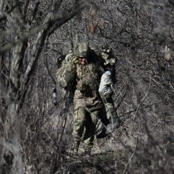 Militares del batallón de fusileros especiales Alkatraz, ex prisioneros que se ofrecieron como voluntarios para defender Ucrania, de la 93.ª Brigada Motorizada, participan en ejercicios militares en un lugar no revelado de la región de Donetsk, en medio de la invasión rusa de Ucrania. | Foto:GENYA SAVILOV / AFP