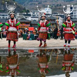 Niñas del grupo étnico miao realizan una danza en celebración del festival Gannangxiang, en el poblado de Zhouxi de Kaili, en la provincia de Guizhou, en el suroeste de China. | Foto:Xinhua/Yang Wenbin