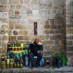 Un vendedor de aceitunas espera a sus clientes en una calle en la parte norte de la dividida capital Nicosia, en la autoproclamada República Turca del Norte de Chipre (TRNC), reconocida solo por Turquía. | Foto:Jewel Samad / AFP