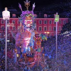 UnaUna figura gigante que representa a un rey desfila durante la 140ª edición del Carnaval de Niza, en la ciudad de la Riviera Francesa. La edición 2025 del Carnaval, cuyo tema es "El rey de los océanos", se celebrará hasta el 2 de marzo. | Foto:Valery Hache / AFP