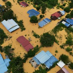 Una vista aérea muestra edificios residenciales rodeados por las aguas de la inundación después de las fuertes lluvias de la noche en Karak, estado de Pahang, Malasia. | Foto:Mohd Rasfan / AFP