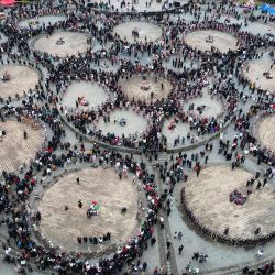 Vista aérea tomada con un dron del sitio de la celebración del festival Gannangxiang, en el poblado de Zhouxi de Kaili, en la provincia de Guizhou, en el suroeste de China. | Foto:Xinhua/Yang Wenbin
