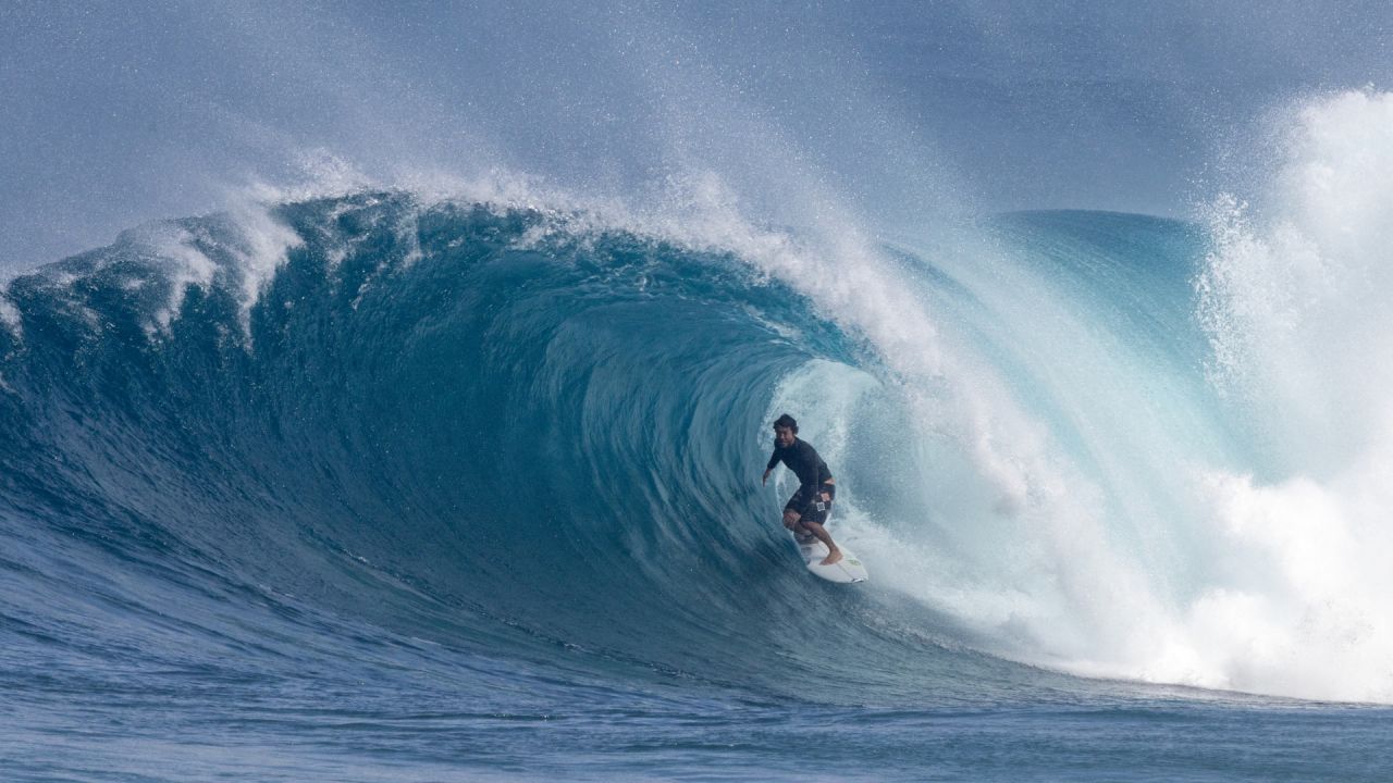 El surfista profesional Seth Moniz de Hawái monta una ola en Pipeline, en la costa norte de Oahu, Hawái. | Foto:Brian Bielmann / AFP