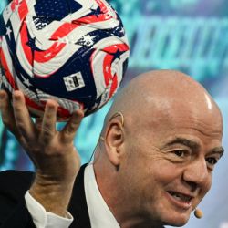 El presidente de la FIFA, Gianni Infantino, habla durante la Cumbre de Prioridades de la FII en Miami Beach, Florida. | Foto:Chandan Khanna / AFP