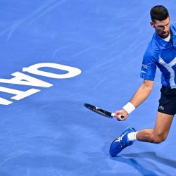 Imagen de Novak Djokovic, de Serbia, devolviendo la pelota durante el partido de dieciseisavos de final de individuales masculinos entre Matteo Berrettini, de Italia, y Novak Djokovic, de Serbia, en el torneo de tenis Abierto de Qatar de la ATP, en Doha, Qatar. | Foto:Xinhua/Nikku