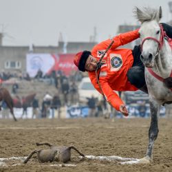 Jinetes afganos compiten en 'Buzkashi' (atrapar cabras), un deporte tradicional de Asia Central. | Foto:OMER ABRAR / AFP