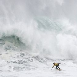 La surfista francesa Justine Dupont monta una gran ola durante una sesión de surf del WSL Big Wave Challenge en Nazare. | Foto:MIGUEL RIOPA / AFP