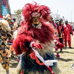 Los artistas de Zimba bailan mientras participan en las celebraciones del 60º Día de la Independencia de Gambia en Banjul. | Foto:MUHAMADOU BITTAYE / AFP