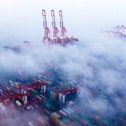 Los barcos y contenedores están envueltos en niebla en el puerto de aguas profundas de Yangshan en Shanghai. | Foto:AFP