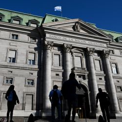 Vista de la sede del Banco de la Nación Argentina en Buenos Aires. El presidente argentino Javier Milei decretó la transformación en sociedad anónima del Banco Nación, la mayor institución bancaria del país sudamericano cuya privatización había sido rechazada por el Congreso, según la medida publicada el jueves en el diario oficial.  | Foto:LUIS ROBAYO / AFP