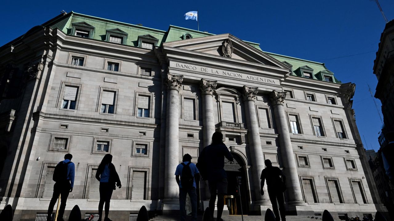 Vista de la sede del Banco de la Nación Argentina en Buenos Aires. El presidente argentino Javier Milei decretó la transformación en sociedad anónima del Banco Nación, la mayor institución bancaria del país sudamericano cuya privatización había sido rechazada por el Congreso, según la medida publicada el jueves en el diario oficial.  | Foto:LUIS ROBAYO / AFP