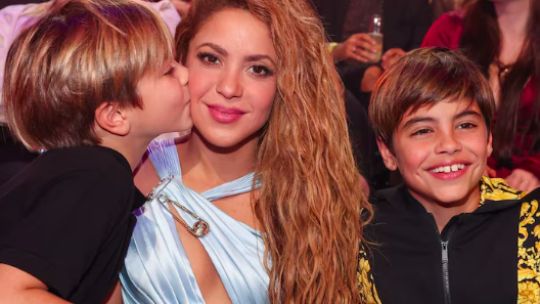 Shakira junto a sus hijos, Milan y Sasha.
