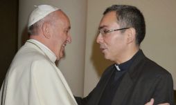 El Papa Francisco junto al padre Claudio Caruso