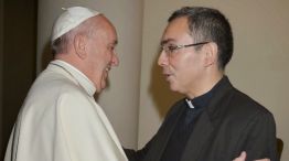 El Papa Francisco junto al padre Claudio Caruso