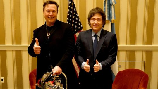 Elon Musk y Javier Milei con la motosierra