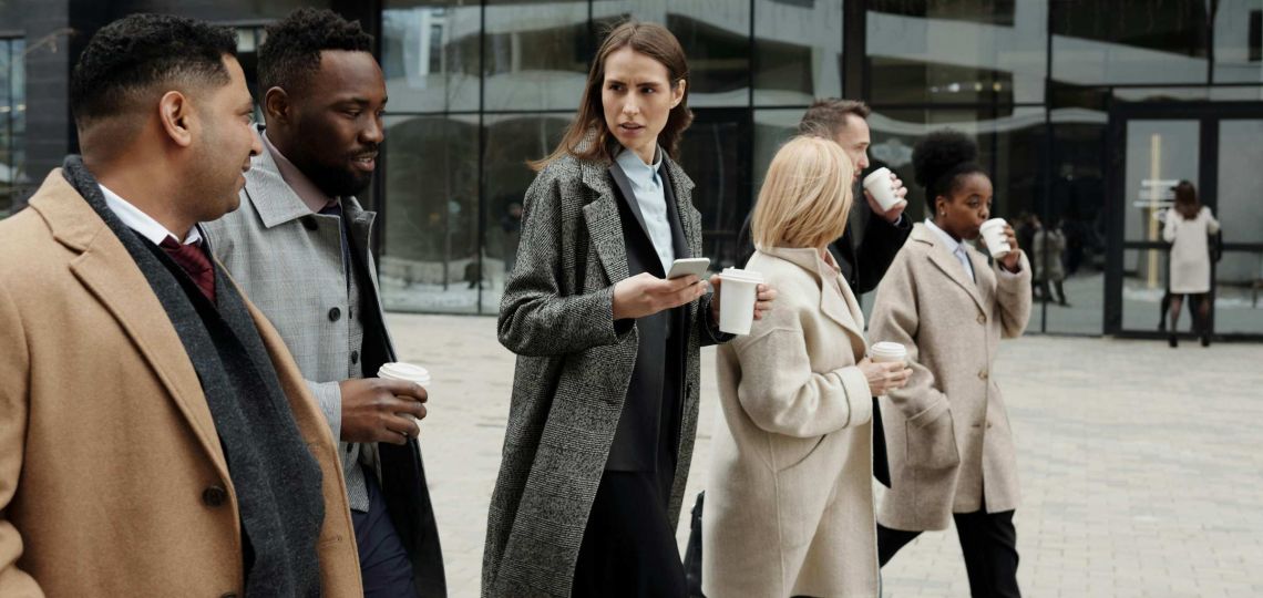 Sí, los hombres están en crisis, pero desmantelar el progreso de las mujeres no es la solución