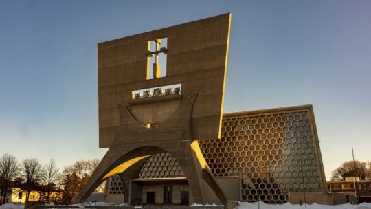 "El Brutalista": inspirada en un "olvidado" monasterio en el norte de EEUU y cuestionada por arquitectos