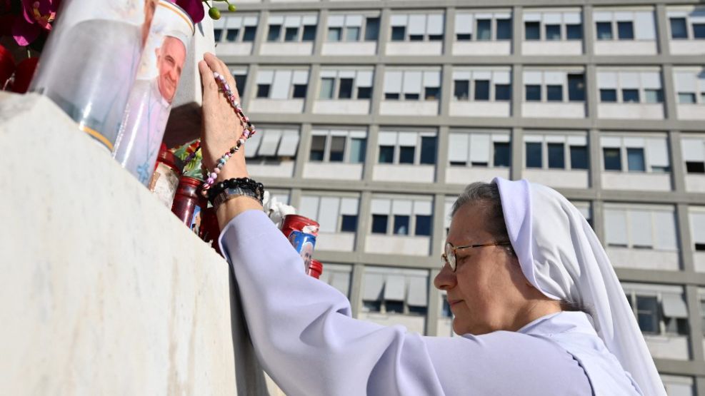 Una religiosa reza por la recuperación del Papa Francisco, frente al Hospital Gemelli en Roma.