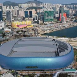 Vista aérea del Kai Tak Sports Park, un recinto deportivo multiusos construido en el sitio del antiguo aeropuerto Kai Tak, en Kowloon, Hong Kong. Foto de Peter PARKS / AFP | Foto:AFP