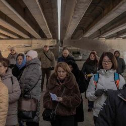 Los residentes locales asisten a una ceremonia conmemorativa bajo un puente destruido en Irpin, al noroeste de Kiev. Foto de Roman PILIPEY / AFP | Foto:AFP
