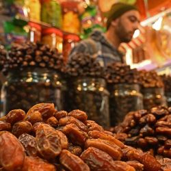 Un vendedor de frutos secos espera a los clientes en su tienda de Srinagar. Foto de Tauseef MUSTAFA / AFP | Foto:AFP