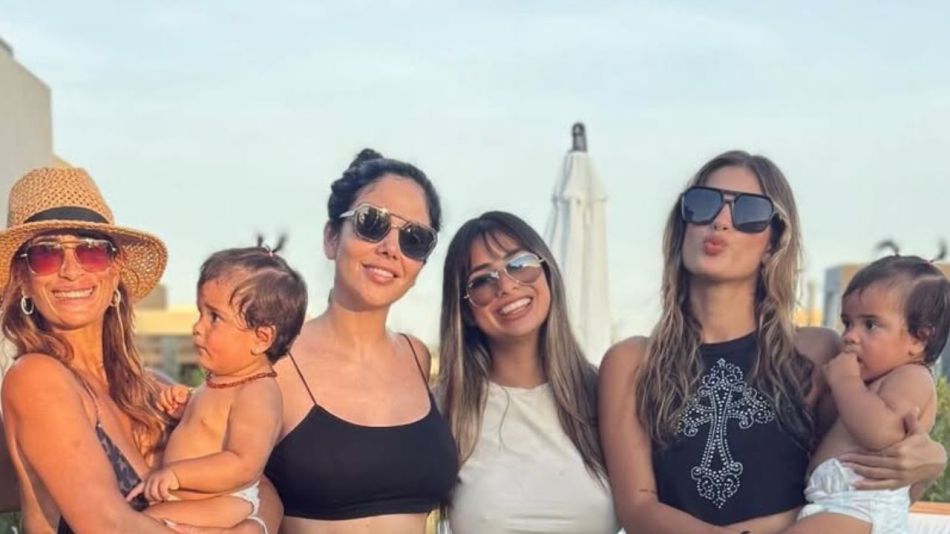 Pileta y primeros pasos, Juli Poggio y Romina Uhrig se reunieron con Daniela Celis, Thiago Medina y sus hijas gemelas