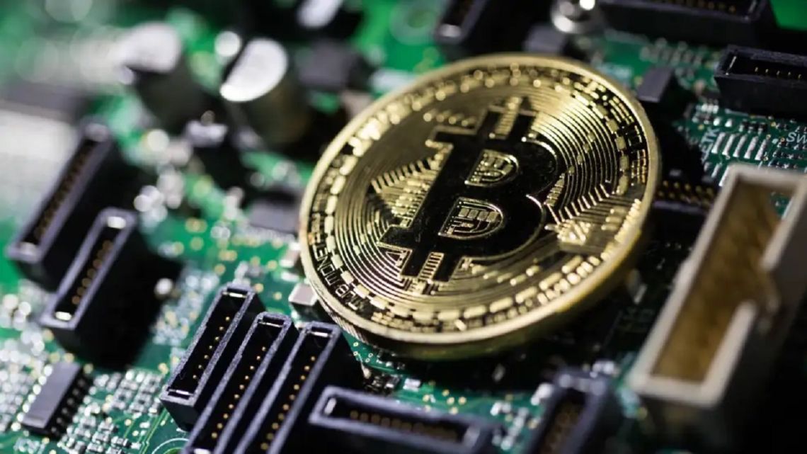 Bitcoin y Ethereum no logran escapar al lunes negro del mercado y caen hasta 17%