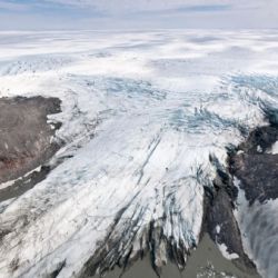 La capa de hielo en Groenlandia corre peligro de desaparecer.