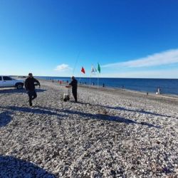 Todo se desencadenó por el reclamo de un guardavida a un pescador, quien no quiso retirarse del balneario. El aficionado a la caña alegó que no había señalización que lo prohibiera. 