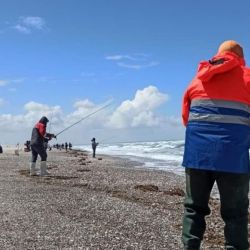 Todo se desencadenó por el reclamo de un guardavida a un pescador, quien no quiso retirarse del balneario. El aficionado a la caña alegó que no había señalización que lo prohibiera. 