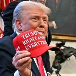 El presidente de Estados Unidos, Donald Trump, sostiene un sombrero en el que se lee "Trump tenía razón en todo". Foto de Jim WATSON / AFP | Foto:AFP