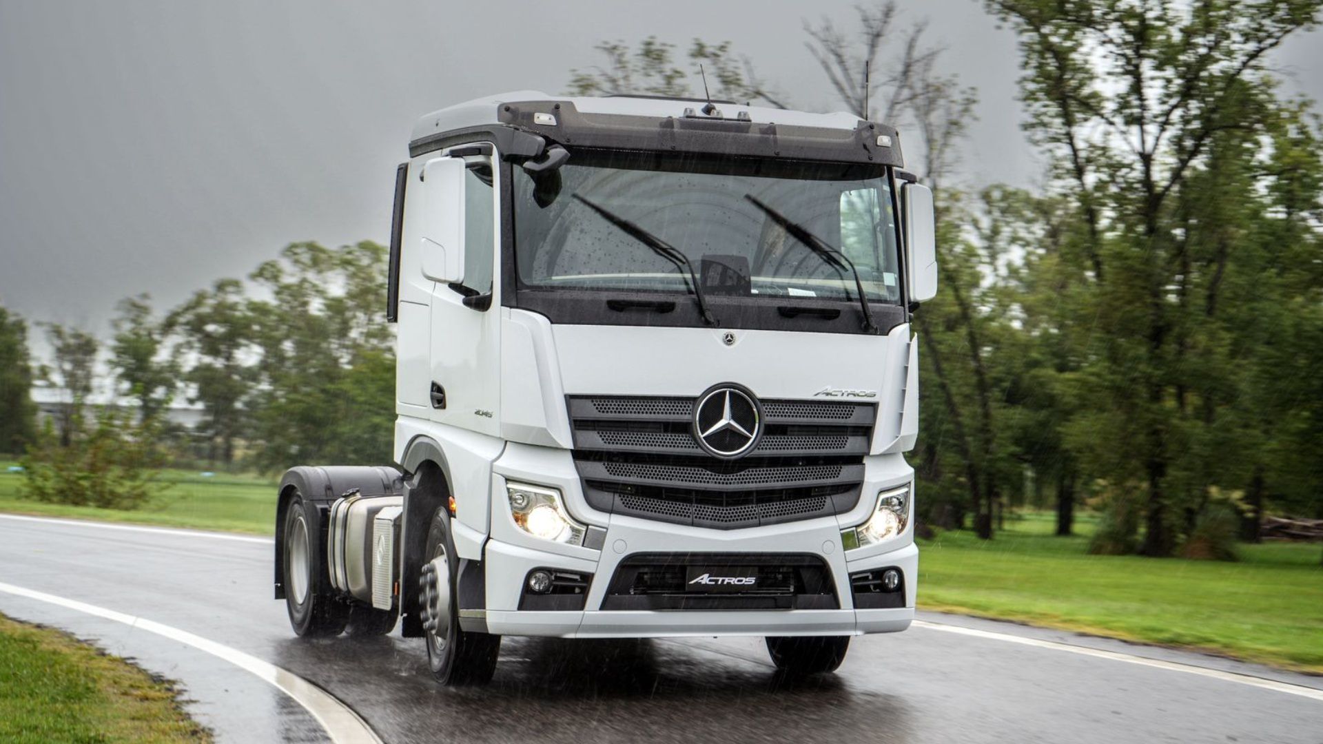 As Son Las Nuevas Generaciones De Camiones De Mercedes Benz Parabrisas