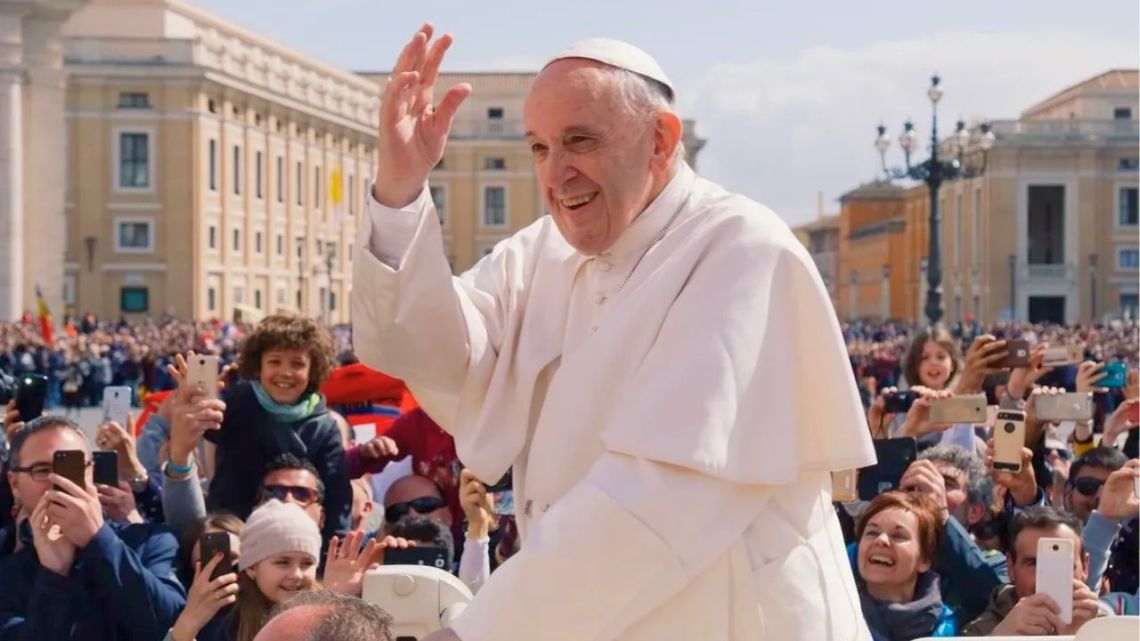 Papa Francisco: una radiografía confirmó una mejora en su salud aunque continúa internado